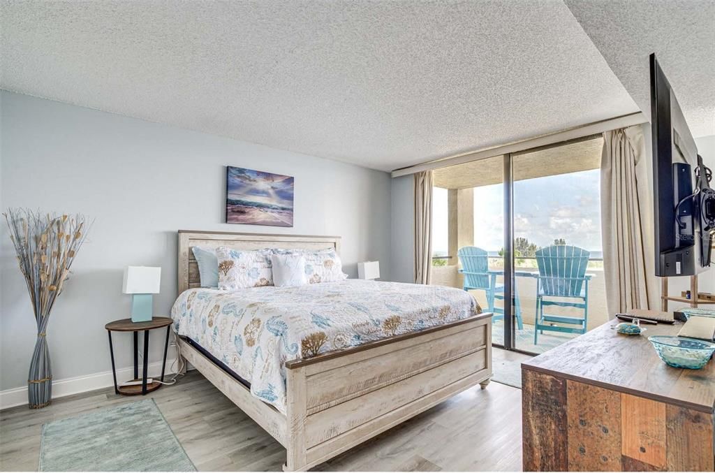 For Sale: $214,000 (1 beds, 1 baths, 733 Square Feet)