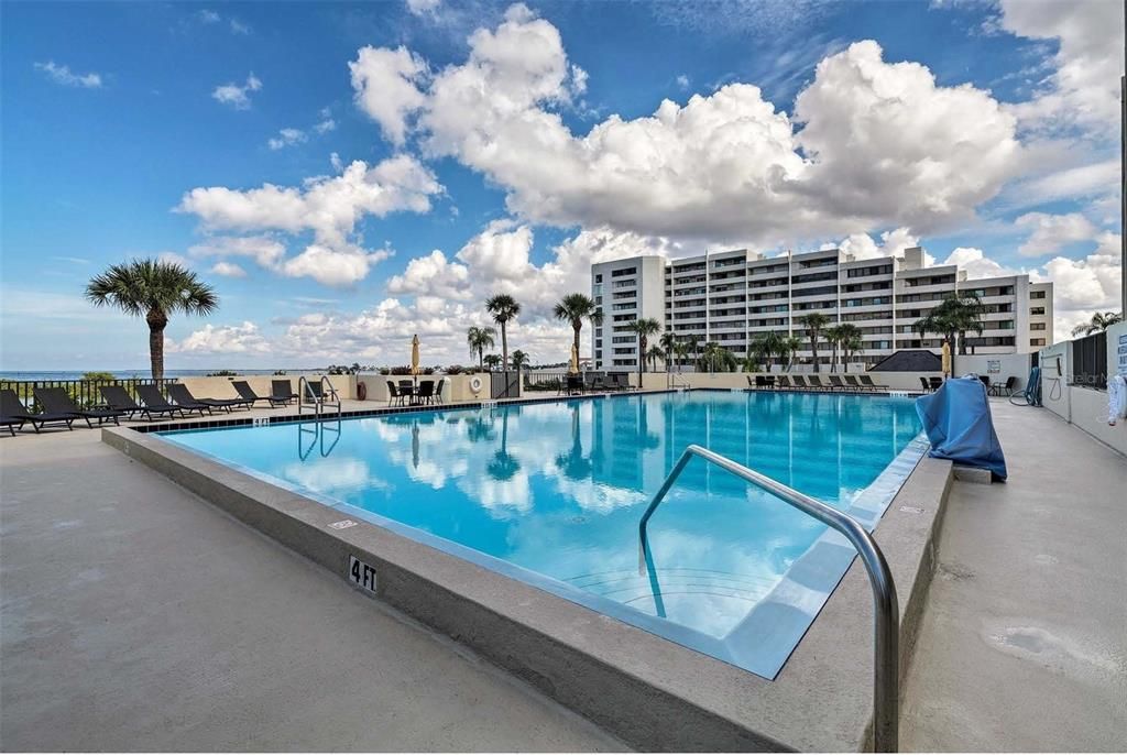 For Sale: $214,000 (1 beds, 1 baths, 733 Square Feet)