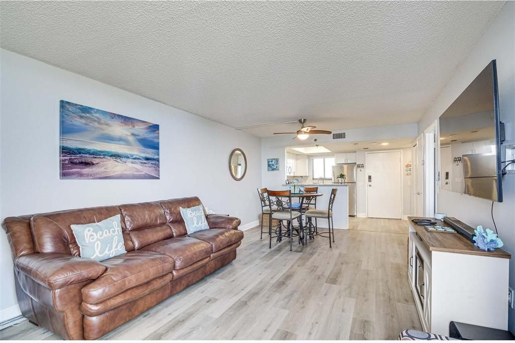 For Sale: $214,000 (1 beds, 1 baths, 733 Square Feet)