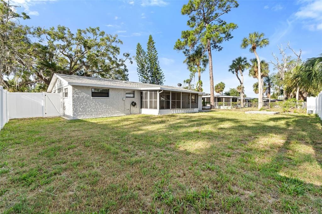 For Sale: $300,000 (4 beds, 2 baths, 1565 Square Feet)