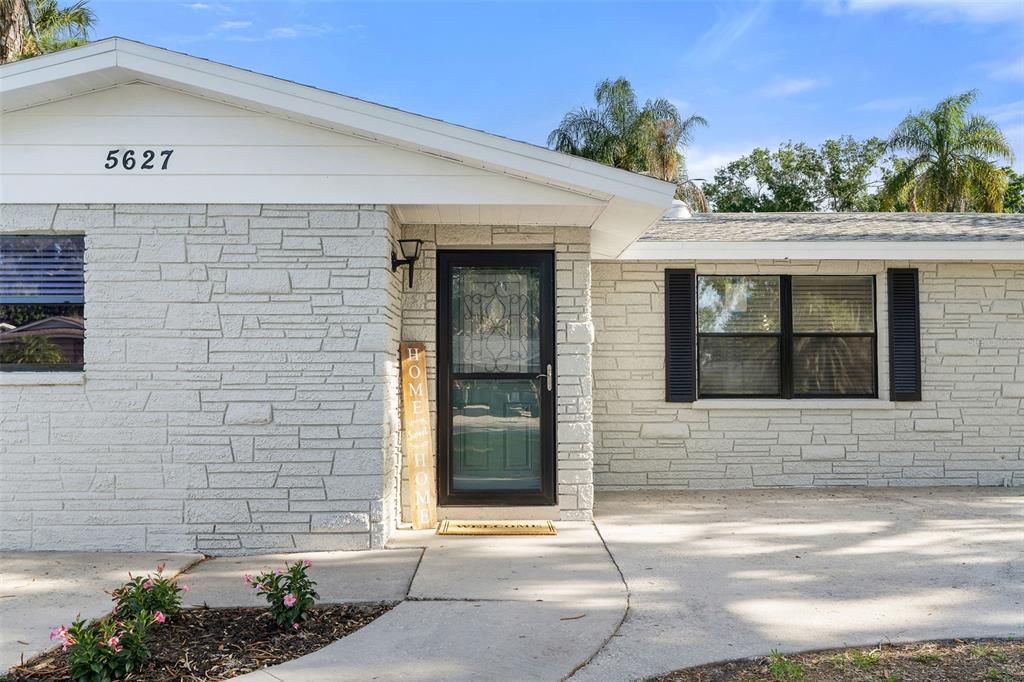 For Sale: $300,000 (4 beds, 2 baths, 1565 Square Feet)