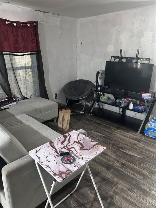 For Sale: $72,000 (2 beds, 1 baths, 560 Square Feet)