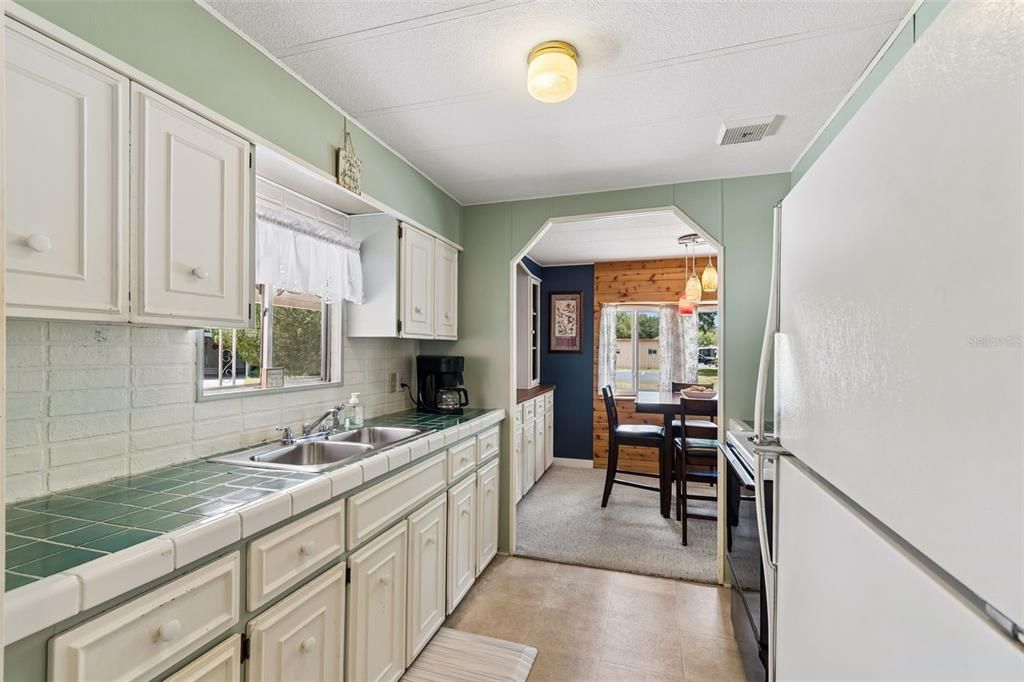 For Sale: $145,000 (2 beds, 2 baths, 1056 Square Feet)