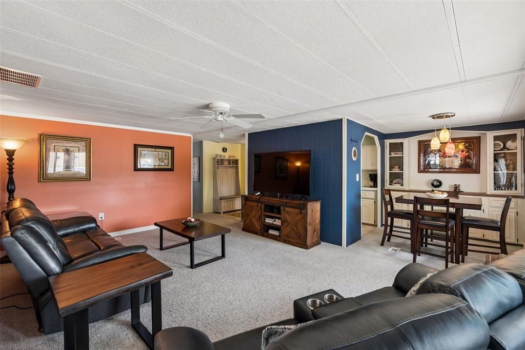For Sale: $145,000 (2 beds, 2 baths, 1056 Square Feet)