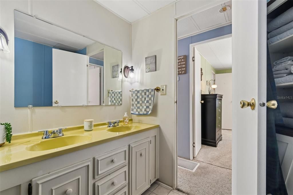 For Sale: $145,000 (2 beds, 2 baths, 1056 Square Feet)