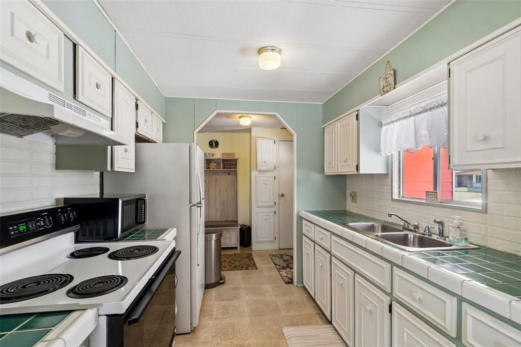 For Sale: $145,000 (2 beds, 2 baths, 1056 Square Feet)
