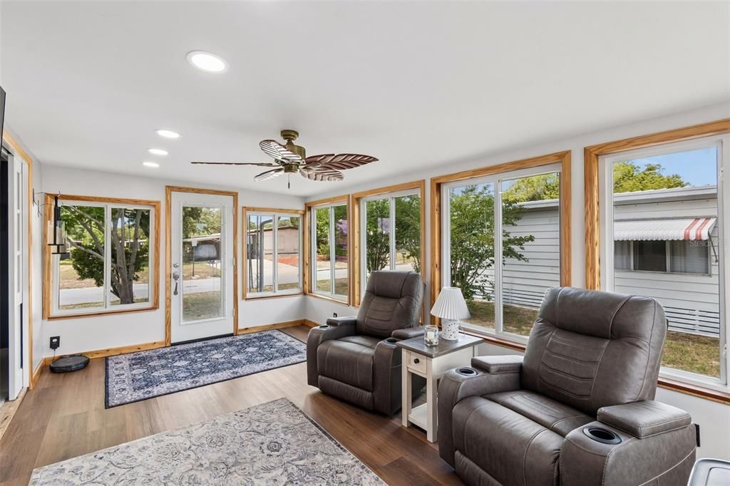 For Sale: $145,000 (2 beds, 2 baths, 1056 Square Feet)