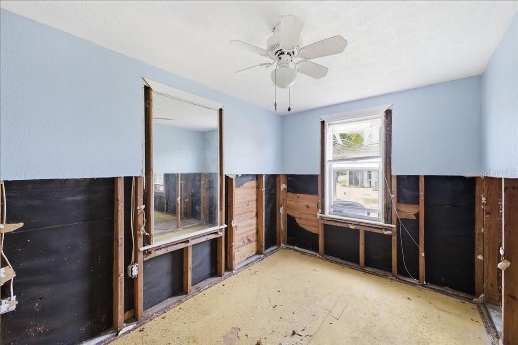 На продажу: $325,000 (2 спален, 2 ванн, 910 Квадратных фут)