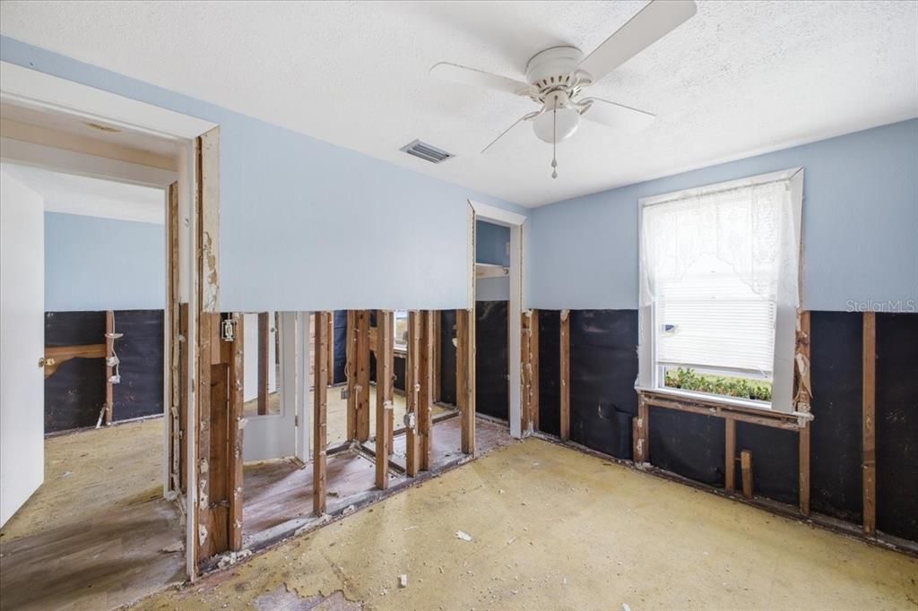На продажу: $325,000 (2 спален, 2 ванн, 910 Квадратных фут)