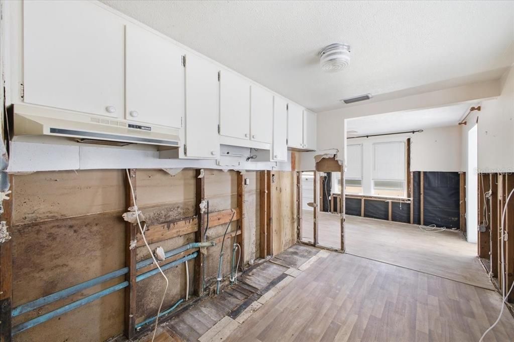 На продажу: $325,000 (2 спален, 2 ванн, 910 Квадратных фут)