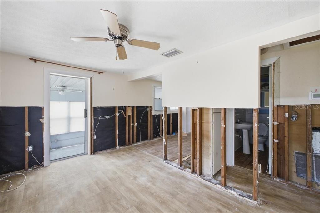 На продажу: $325,000 (2 спален, 2 ванн, 910 Квадратных фут)
