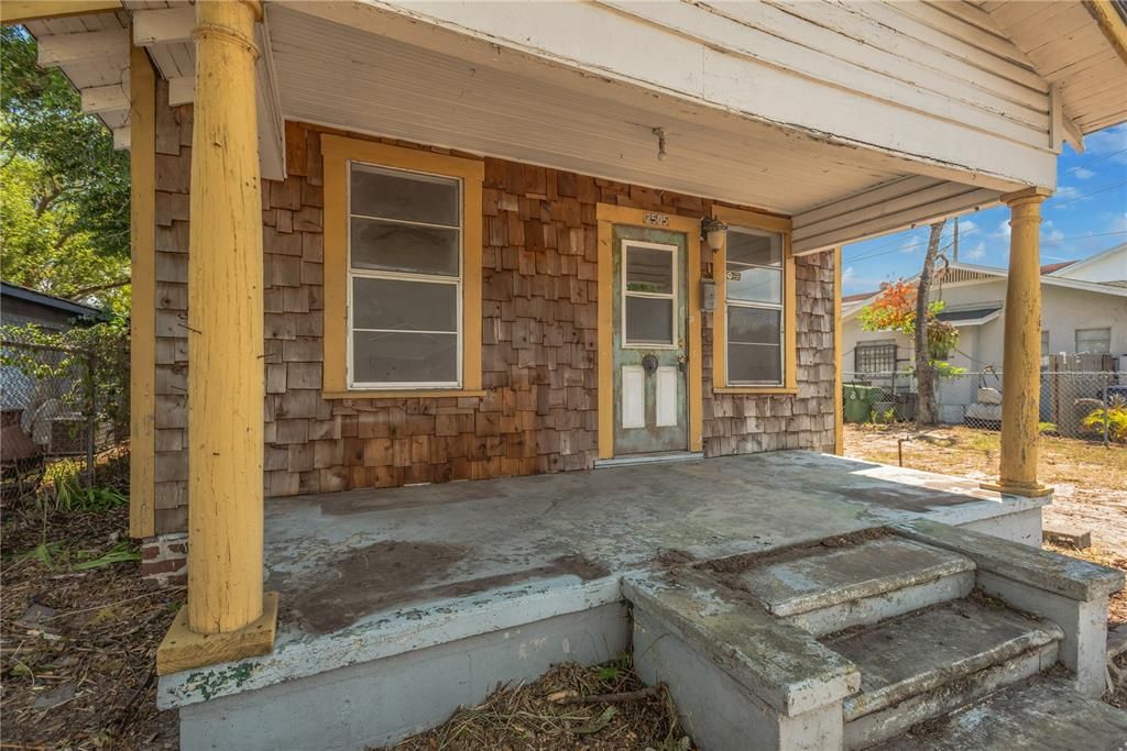 For Sale: $179,900 (2 beds, 1 baths, 812 Square Feet)