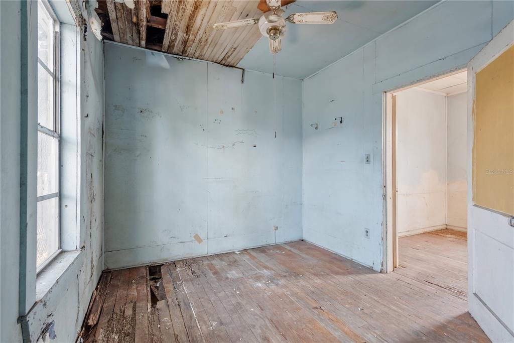 For Sale: $179,900 (2 beds, 1 baths, 812 Square Feet)