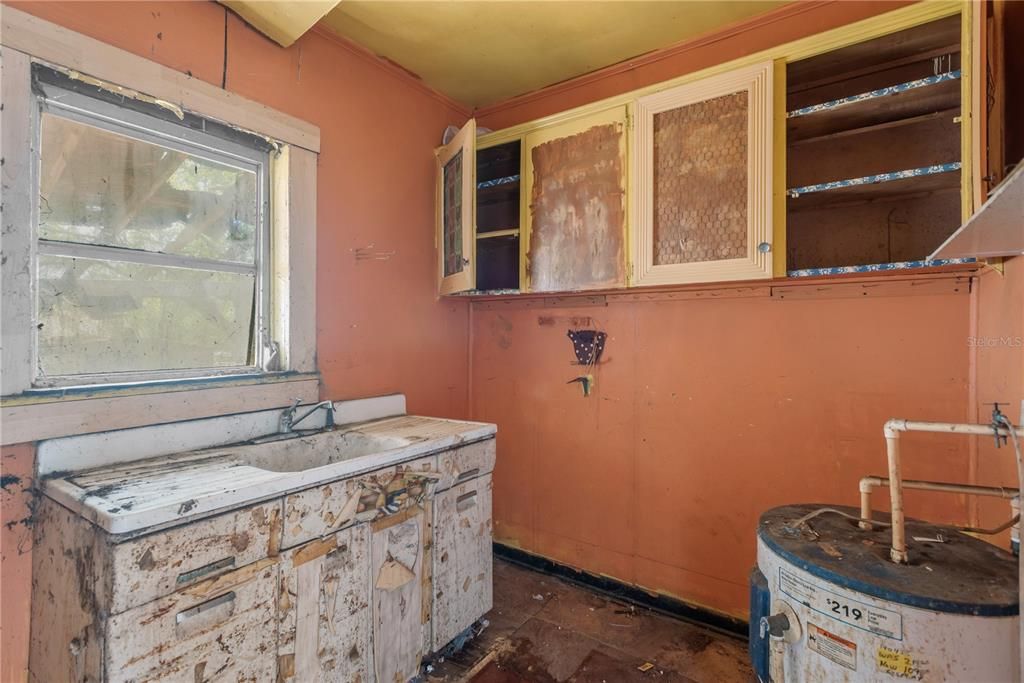 For Sale: $179,900 (2 beds, 1 baths, 812 Square Feet)