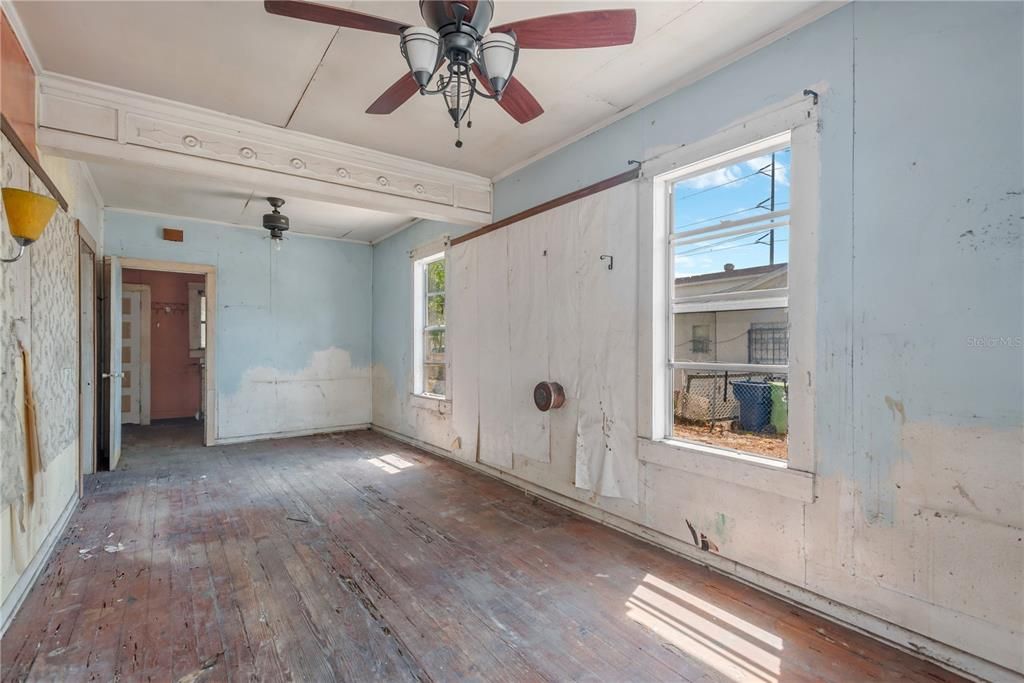For Sale: $179,900 (2 beds, 1 baths, 812 Square Feet)