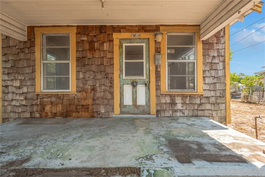 For Sale: $179,900 (2 beds, 1 baths, 812 Square Feet)