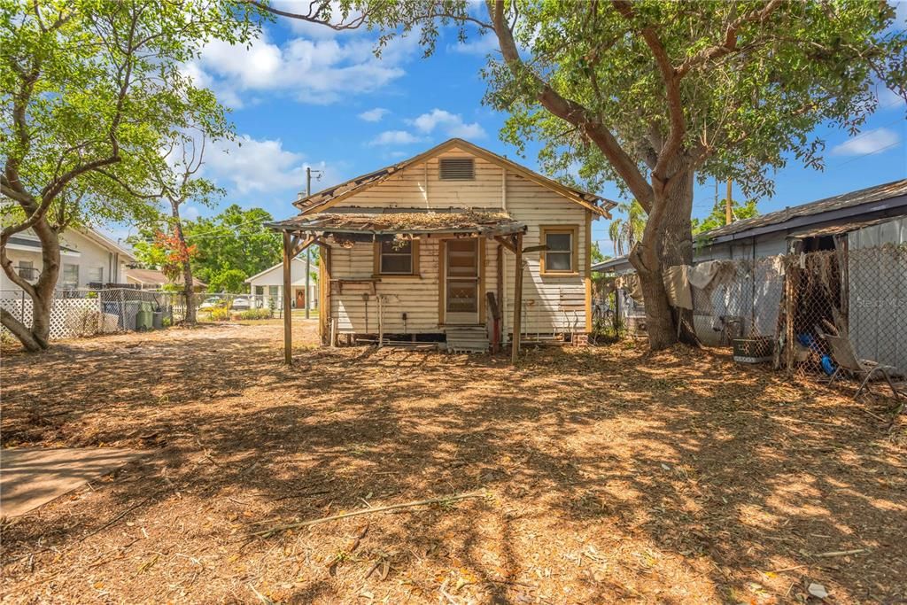 For Sale: $179,900 (2 beds, 1 baths, 812 Square Feet)