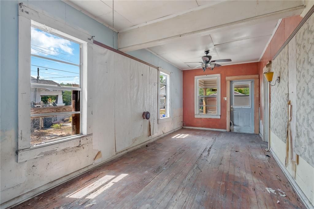 For Sale: $179,900 (2 beds, 1 baths, 812 Square Feet)