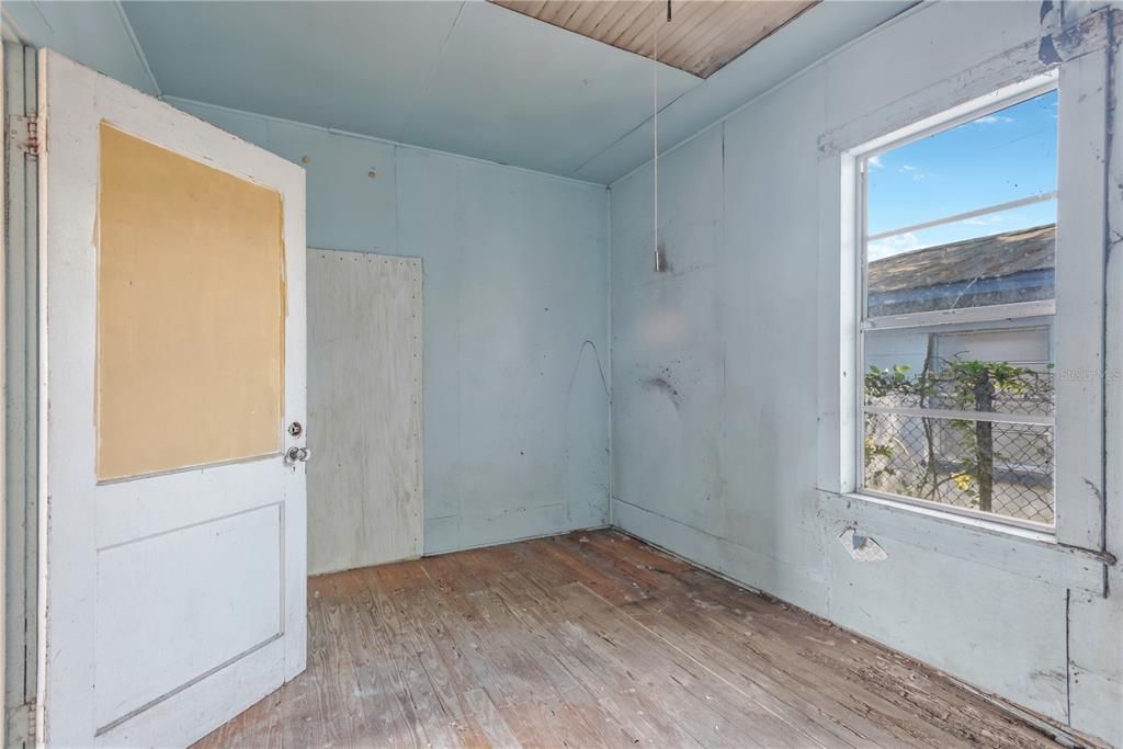 For Sale: $179,900 (2 beds, 1 baths, 812 Square Feet)