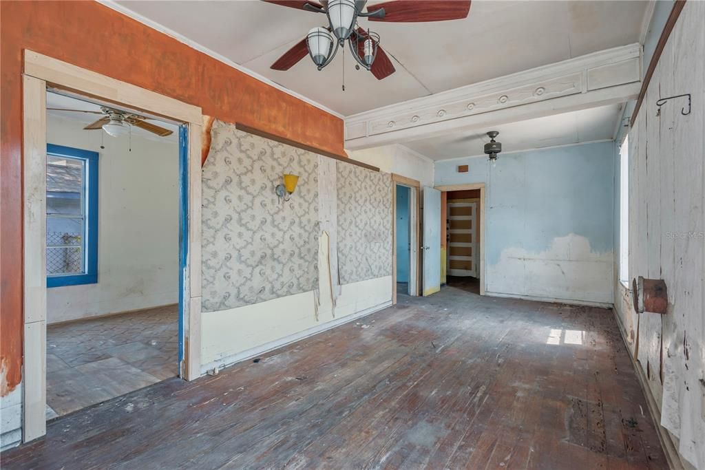 For Sale: $179,900 (2 beds, 1 baths, 812 Square Feet)