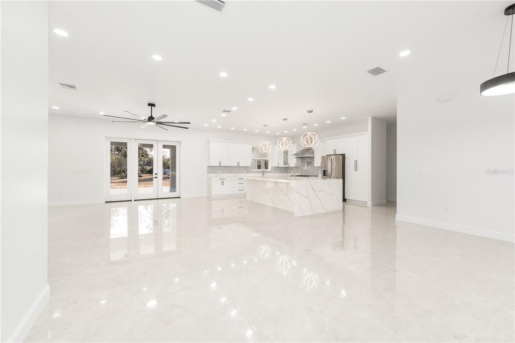 En Venta: $1,150,000 (4 camas, 3 baños, 3013 Pies cuadrados)