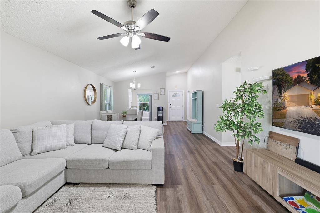 For Sale: $355,000 (3 beds, 2 baths, 1275 Square Feet)