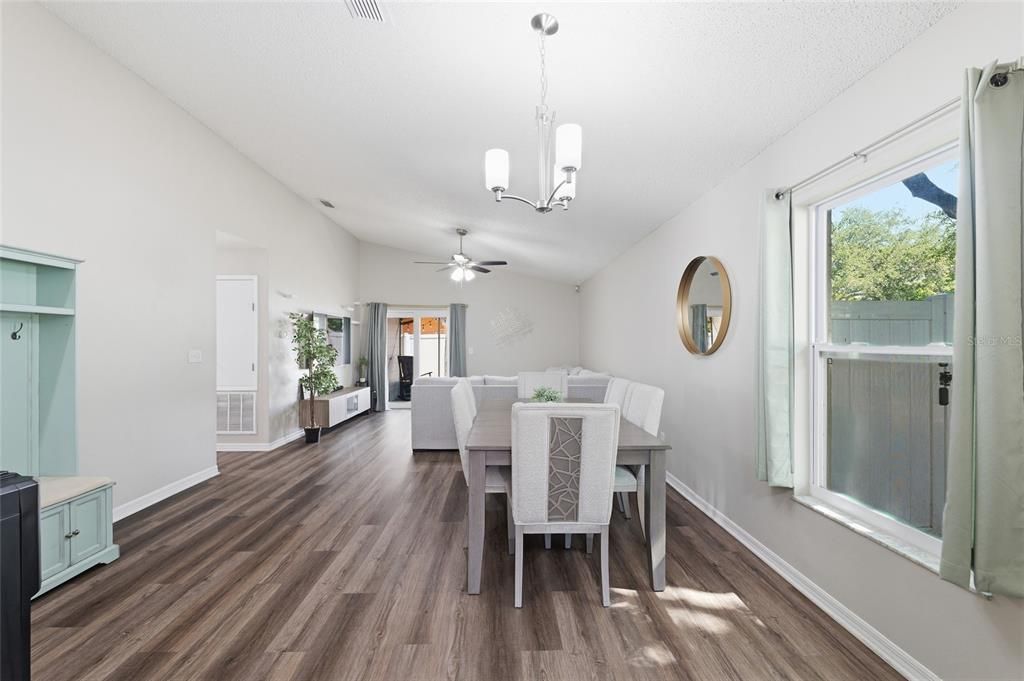 For Sale: $355,000 (3 beds, 2 baths, 1275 Square Feet)