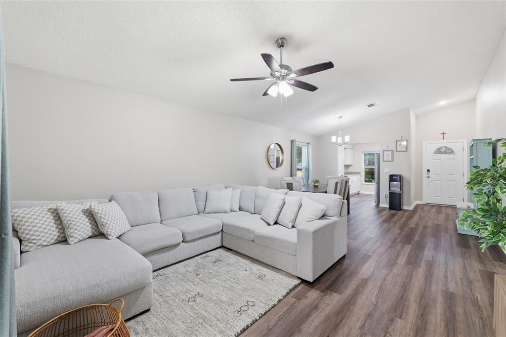 For Sale: $355,000 (3 beds, 2 baths, 1275 Square Feet)