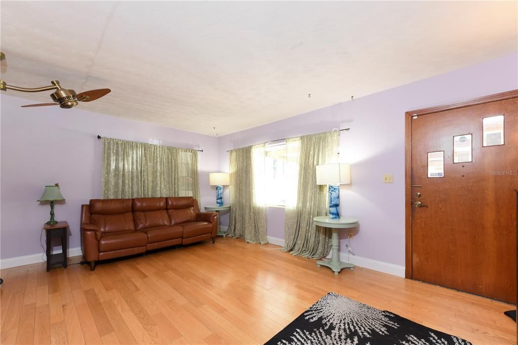 Activo con contrato: $515,000 (4 camas, 2 baños, 1933 Pies cuadrados)