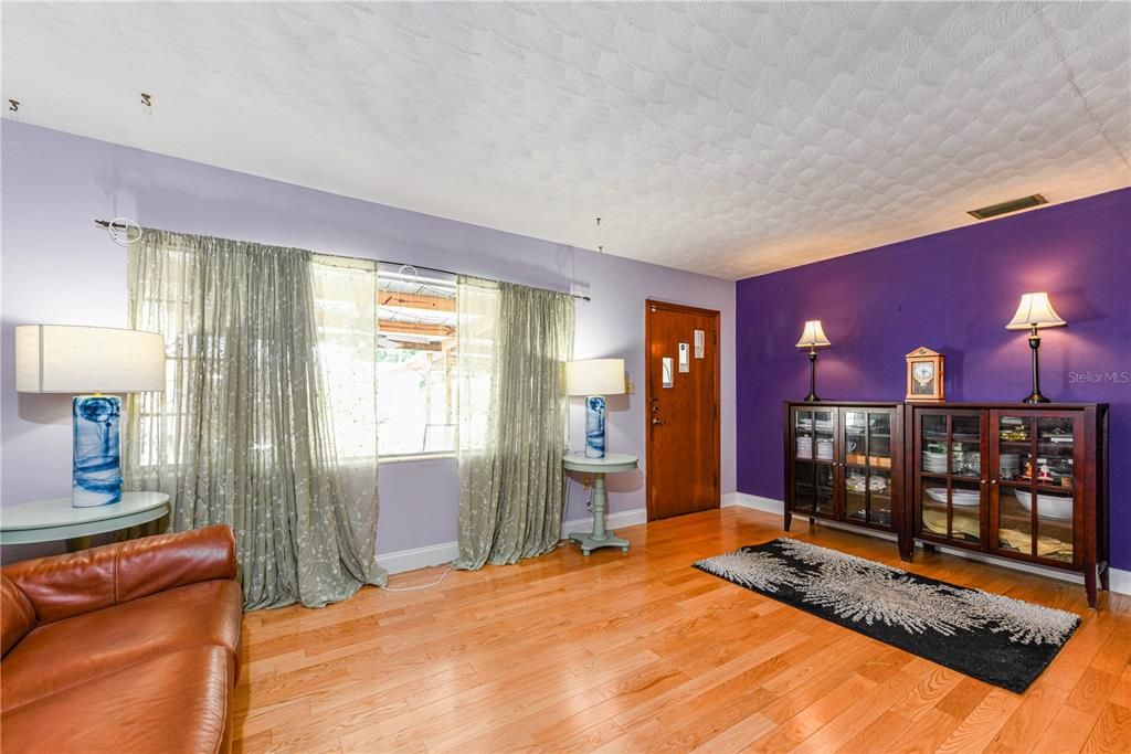 Activo con contrato: $515,000 (4 camas, 2 baños, 1933 Pies cuadrados)