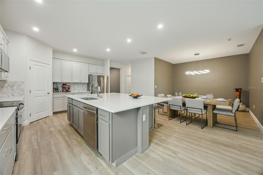 На продажу: $649,900 (4 спален, 3 ванн, 2240 Квадратных фут)