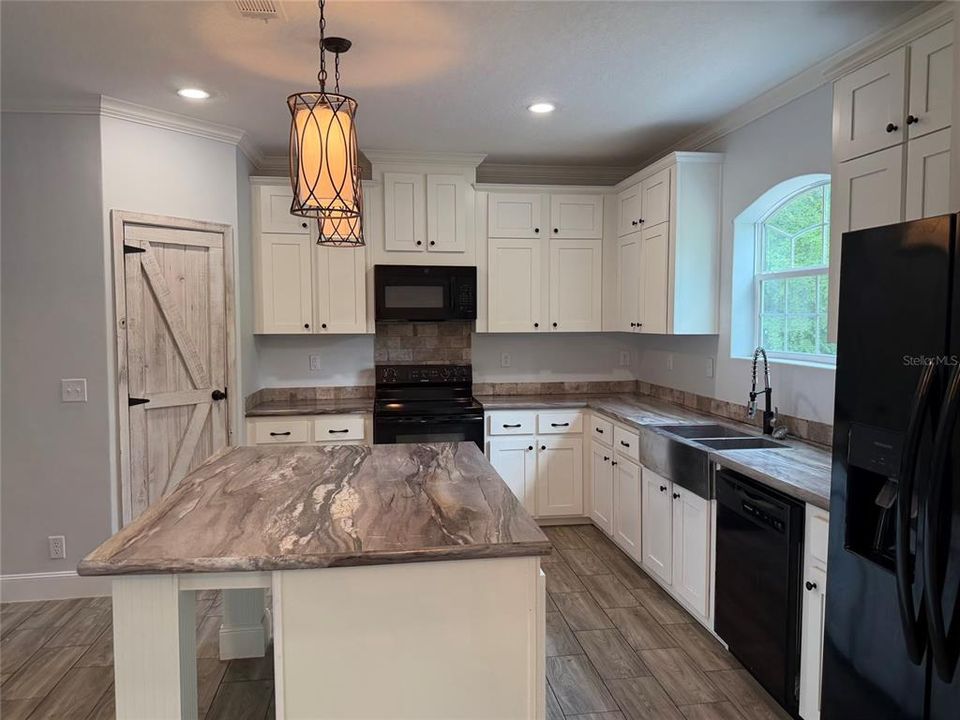 For Sale: $279,900 (4 beds, 2 baths, 2280 Square Feet)