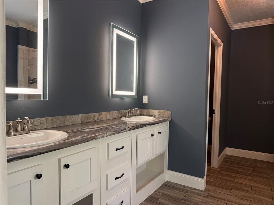 For Sale: $279,900 (4 beds, 2 baths, 2280 Square Feet)