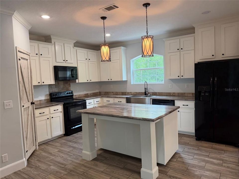 For Sale: $279,900 (4 beds, 2 baths, 2280 Square Feet)