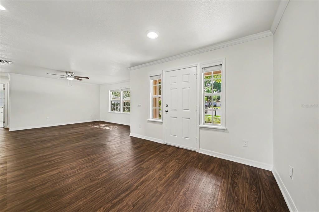 En Venta: $324,900 (3 camas, 2 baños, 1378 Pies cuadrados)