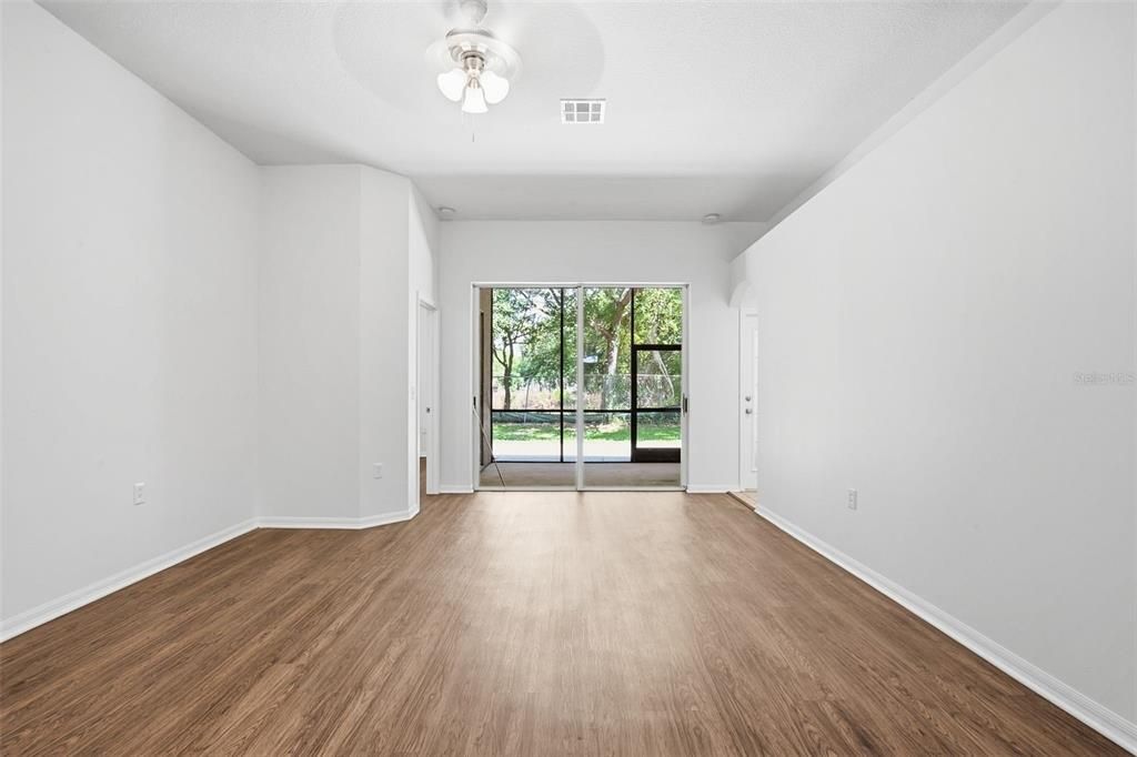 Activo con contrato: $359,900 (4 camas, 2 baños, 2080 Pies cuadrados)