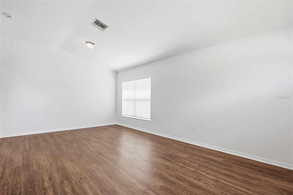 Activo con contrato: $359,900 (4 camas, 2 baños, 2080 Pies cuadrados)