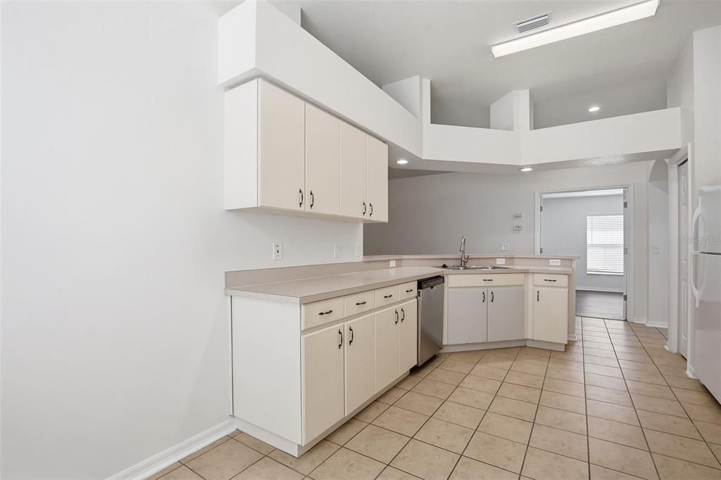 Activo con contrato: $359,900 (4 camas, 2 baños, 2080 Pies cuadrados)