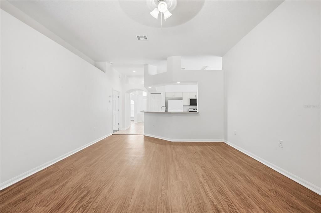 Activo con contrato: $359,900 (4 camas, 2 baños, 2080 Pies cuadrados)