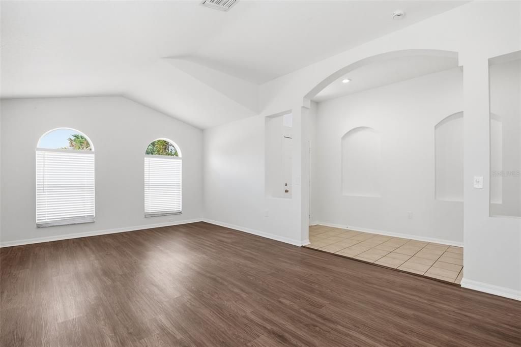 Activo con contrato: $359,900 (4 camas, 2 baños, 2080 Pies cuadrados)