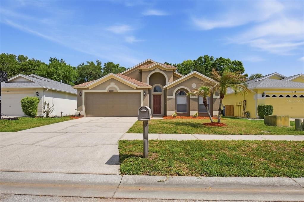 Activo con contrato: $359,900 (4 camas, 2 baños, 2080 Pies cuadrados)