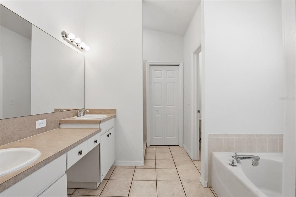 Activo con contrato: $359,900 (4 camas, 2 baños, 2080 Pies cuadrados)