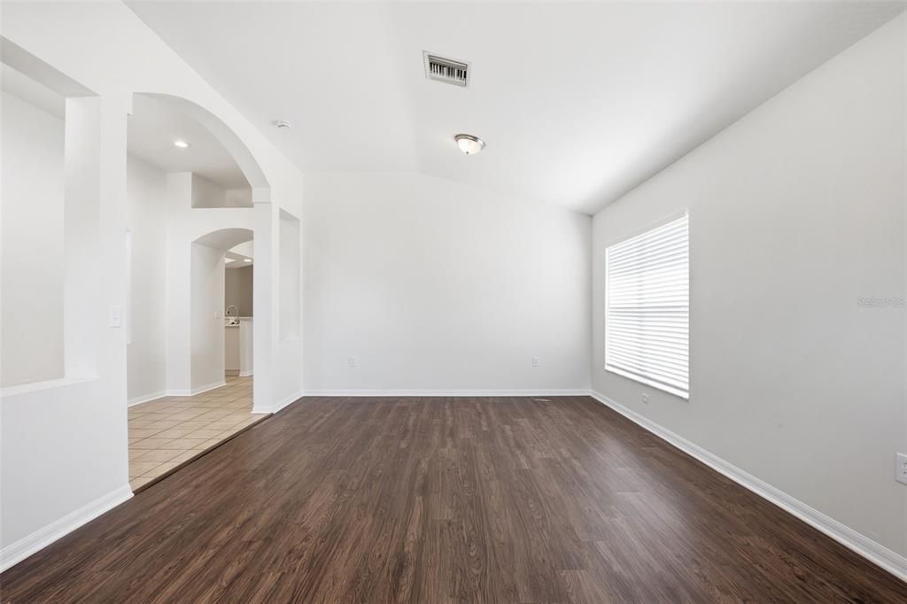 Activo con contrato: $359,900 (4 camas, 2 baños, 2080 Pies cuadrados)