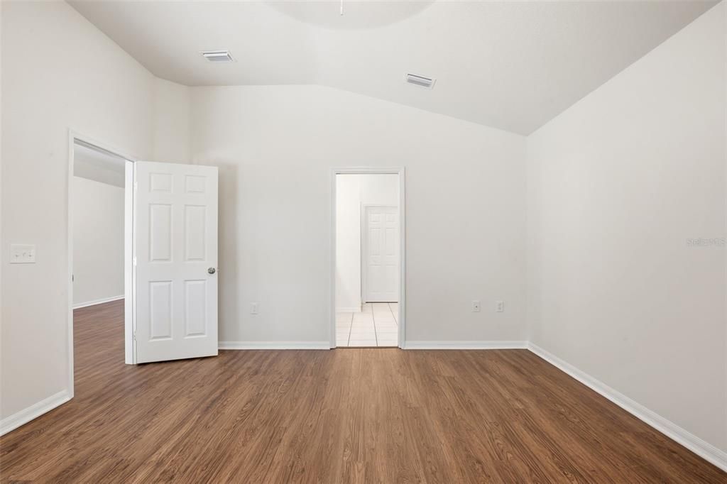 Activo con contrato: $359,900 (4 camas, 2 baños, 2080 Pies cuadrados)