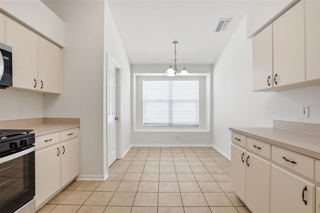 Activo con contrato: $359,900 (4 camas, 2 baños, 2080 Pies cuadrados)