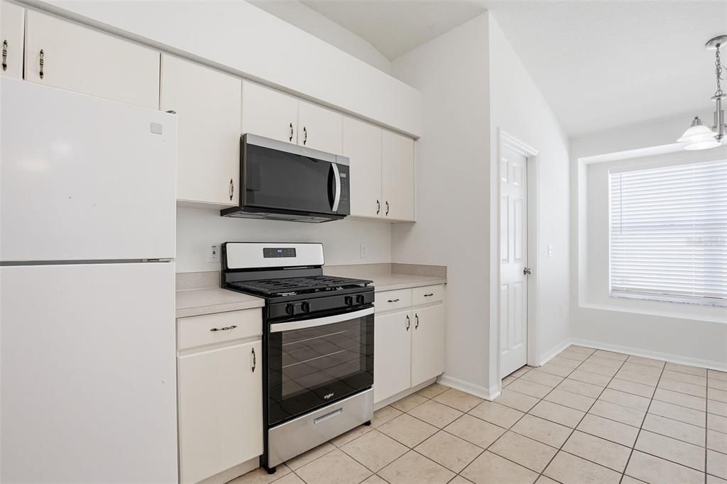 Activo con contrato: $359,900 (4 camas, 2 baños, 2080 Pies cuadrados)