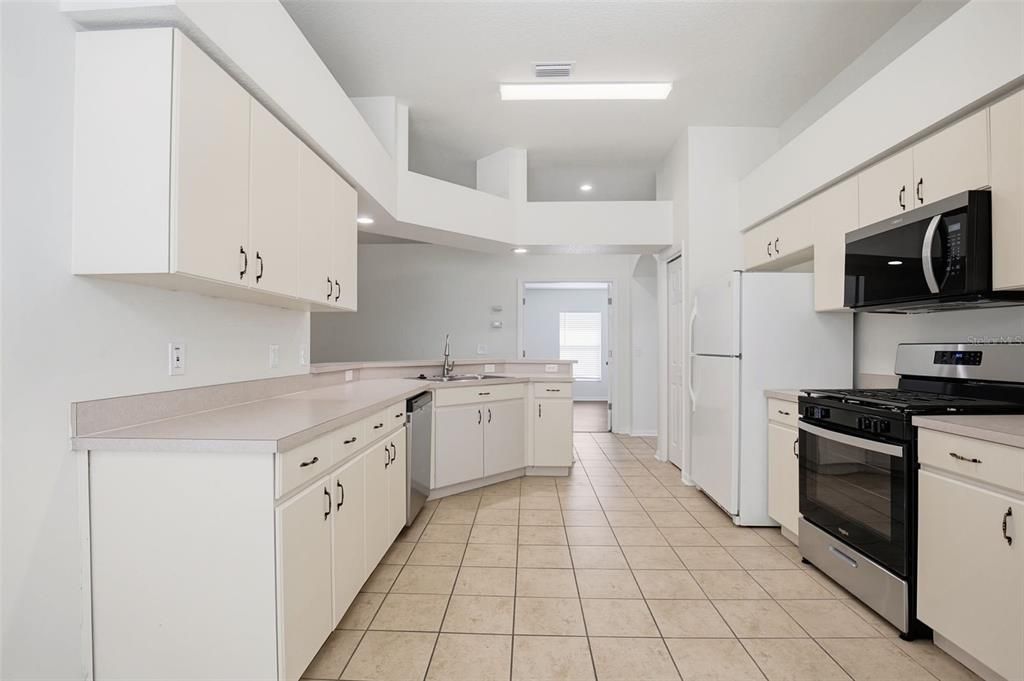 Activo con contrato: $359,900 (4 camas, 2 baños, 2080 Pies cuadrados)