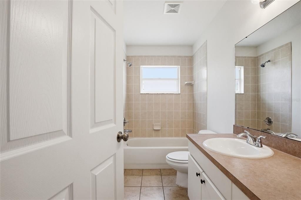 Activo con contrato: $359,900 (4 camas, 2 baños, 2080 Pies cuadrados)