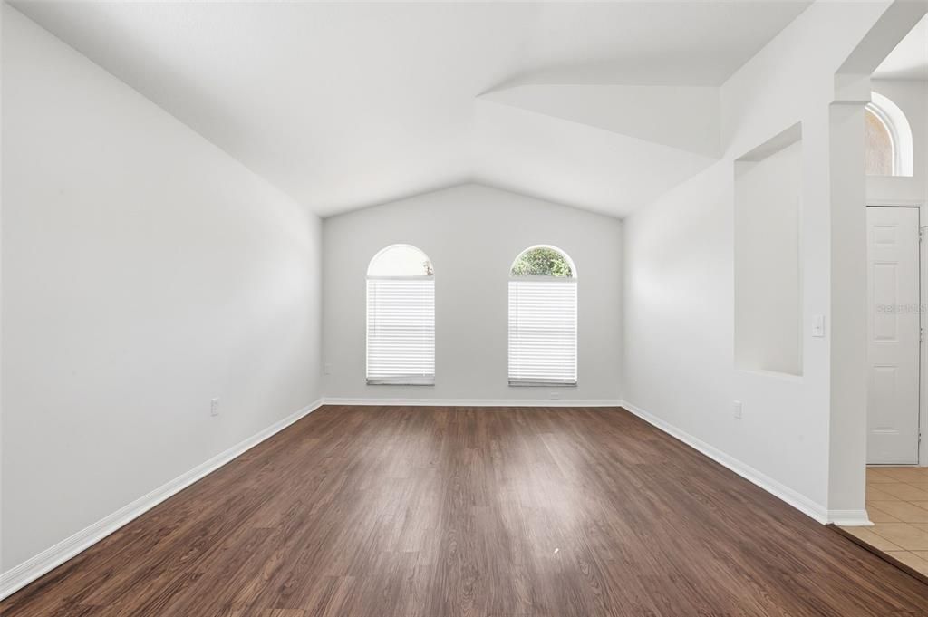 Activo con contrato: $359,900 (4 camas, 2 baños, 2080 Pies cuadrados)