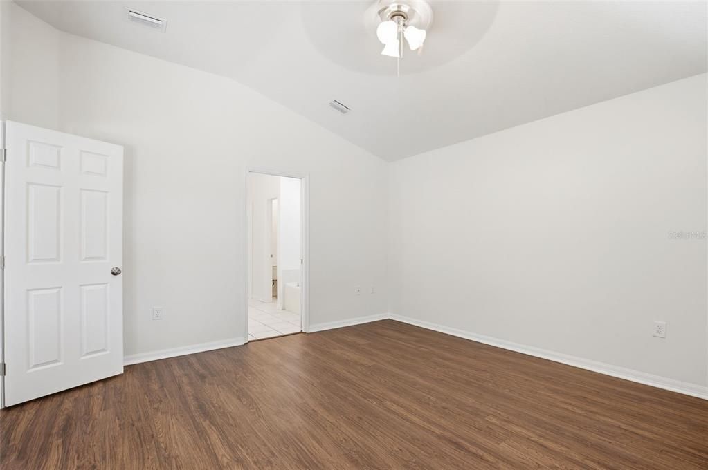 Activo con contrato: $359,900 (4 camas, 2 baños, 2080 Pies cuadrados)
